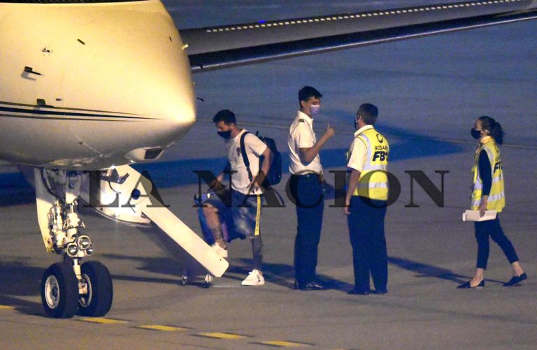 Messi aborda el avión desde Rosario junto a su familia, cuando volvió a París luego de las fiestas