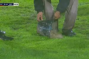 La cancha que debió ser rellenada con arena en pleno partido por la Copa Sudamericana