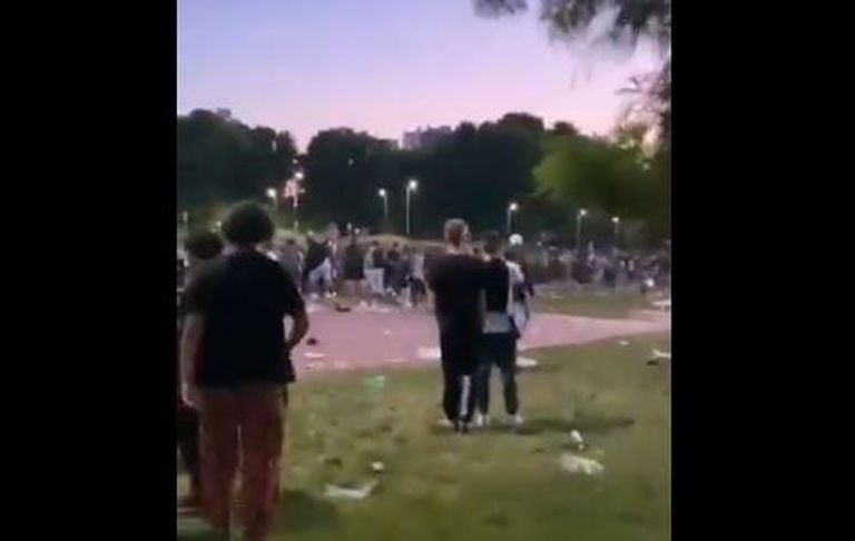 Una imagen de la pelea entre dos grupos de estudiantes que tuvo lugar días atrás en Parque Chacabuco, donde las botellas de vidrio volaban por el aire