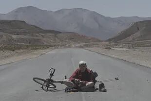 Martín en la ruta de Salta, durante el rodaje del segundo documental