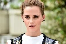 Emma Watson impactó con su look en la tribuna de un exclusivo desfile y generó un debate