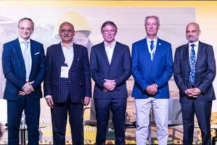 Gustavo Idígoras, presidente de Ciara-Cec; Sandeep Bajoria, presidente de la International Sunflower Oils Association(ISOA); Juan José Bahillo, secretario de Agricultura; Enrique Moro, presidente de Asagir y Dinesh Bhatia, embajador de India en la Argentina 