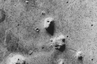 Imágenes tomadas en Marte capturan rostros humanos, objetos y luces cuyo origen es investigado por los expertos
