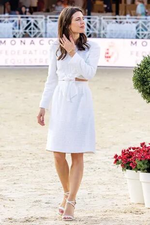 Siempre impecable, la hija de Carolina de Mónaco lució un conjunto de dos piezas de la colección Crucero 2021 de Chanel: top de manga larga anudado a la cintura por delante y una falda en “A”