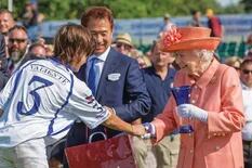 Poroto Cambiaso recibió su primer trofeo de manos de la reina Isabel II