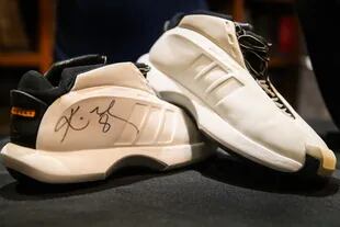 Unas zapatillas de la estrella fallecida en enero alcanzaron la suma de 25.600 dólares, muy lejana a la de 560.000 de unas de Michael Jordan.
