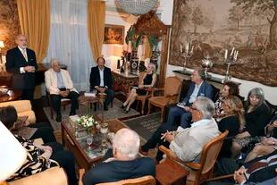 La presentación del libro “Raúl Alfonsín visto por sus contemporáneos”, en la casa del embajador Maximiliano Gregorio-Cernadas