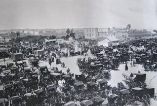 Carruajes estacionados frente al Cementerio de Chacarita, el 2 de noviembre de 1918