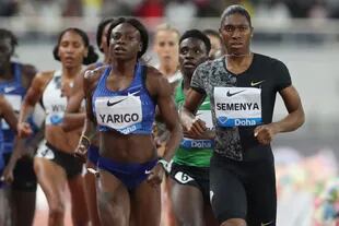A Caster Semenya se le ha prohibido participar en pruebas entre 400 metros y la milla a menos que tome medicación para reducir su testosterona