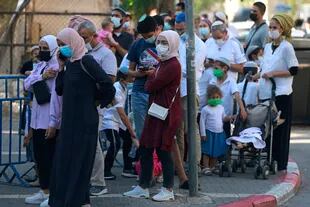 Filas para testeos de coronavirus en Jerusalén (Photo by MENAHEM KAHANA / AFP)