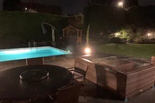 La imagen nocturna de la piscina, donde también se puede apreciar la mesa de billar contigua. Captura:  Whitegates / www.rightmove.co.uk
