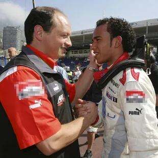 Fred Vasseur y Lewis Hamilton en 2006, cuando compartían equipo en ART y el británico ganó el campeonato de GP2 (@Felipemmeira)