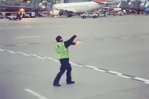 Sorpresivo baile de un trabajador de un aeropuerto se vuelve viral