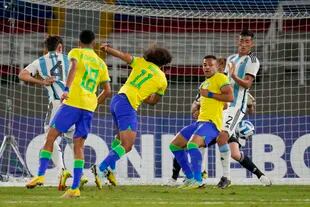 Un símbolo de la superioridad brasileña: Guilherme Biro convierte a los 8 minutos, aprovechando fallas defensivas, algo que Argentina cometió varias veces en Cali.