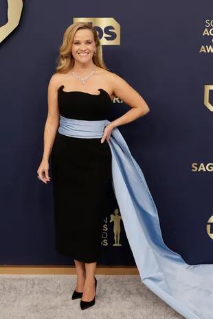 Reese Witherspoon, sonriente en la alfombra roja 