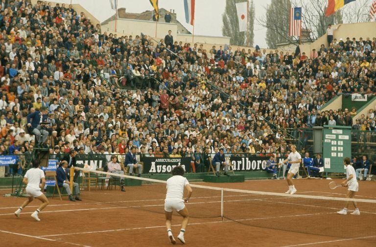 Bucarest, 1972: una final de Copa Davis con muchos condimentos deportivos y periféricos al court, con el triunfo 3-2 de EE.UU. ante Rumania; en acción, Smith y Erik van Dillen ante Nastase y Tiriac.