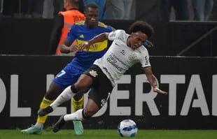 El peruano Advíncula derriba a Willian, que elaboró la jugada del segundo gol de Corinthians