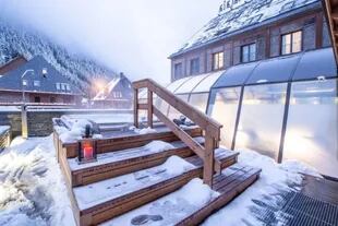 Después de un día de práctica de esquí, el hotel ofrece un exclusivo spa y una pileta cubierta