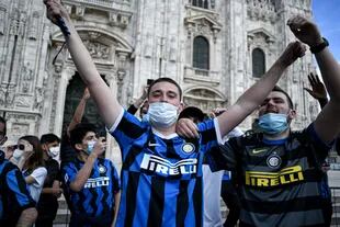 Hinchas de Inter celebran en la Piazza Duomo en Milan