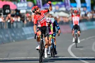 El belga Thomas De Gendt festeja al ganar la octava etapa del Giro de Italia, de Nápoles a Nápoles, sábado 14 de mayo de 2022. (Massimo Paolone/LaPresse via AP)