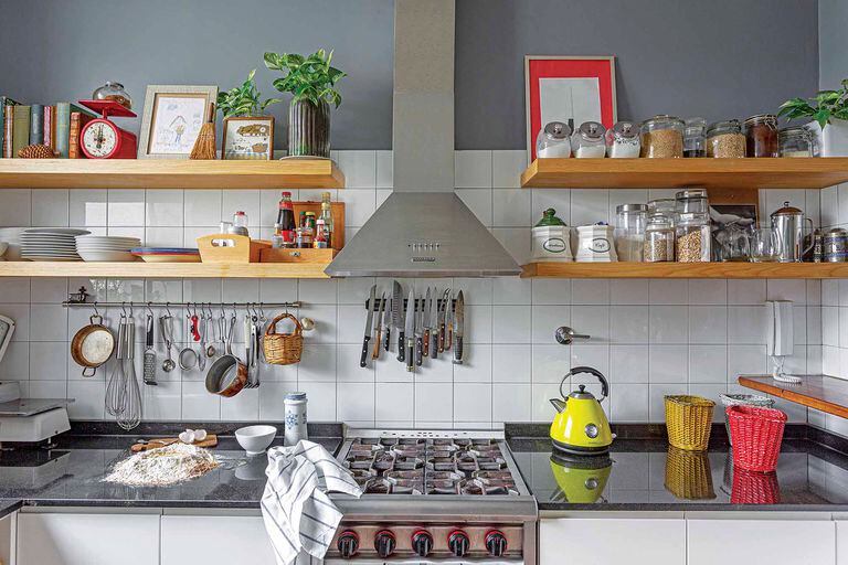 Foto de una cocina con amoblamiento a medida: mesadas de granito, artefacto ‘Country Forza’ y azulejos blancos.