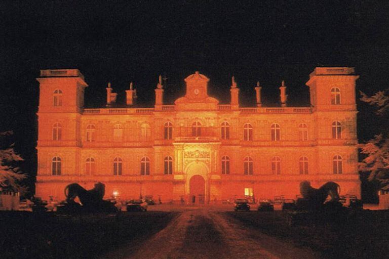 El exterior del castillo Ferrières fue iluminado con colores naranja y rojo, algo que algunos amantes de las teorías conspiratorias relacionaron con las llamas del infierno