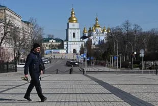 Un reservista camina con una Kalashnikov en el centro de Kiev
