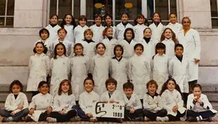 La imagen, de 1980, muestra al segundo grado "D". Victoria Tolosa Paz aparece sentada, en la tercera ubicación si contamos de izquierda a derecha. 