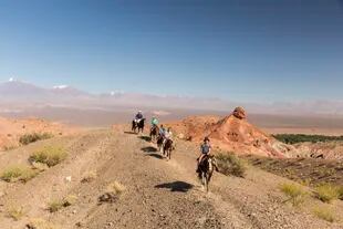 Travesía a caballo por la colorida Sierra del Tontal, clásica excursión desde Barreal.