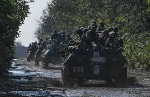 Soldados ucranianos avanzan en sus vehículos blindados en Novoselivka, en medio de la formidable contraofensiva 
