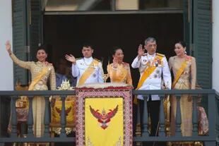 La princesa Sirivannavari, el príncipe Dipangkorn Rasmijoti, la princesa Bajrakitiyabha, el rey de Tailandia, Rama X y su esposa Suthida en la coronación del rey, en mayo de 2019