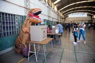 Un joven fue a votar disfrazado de Tiranosaurio Rex durante las PASO, en la escuela María Isabel de Hungría de Rosario 