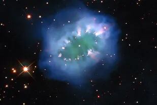 Astronomía: el deslumbrante "collar cósmico" que observó el telescopio Hubble