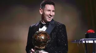 Lionel Messi reacciona tras recibir el Balón de Oro durante la ceremonia de entrega del Balón de Oro de Francia 2021 en el Teatro du Chatelet de París en noviembre