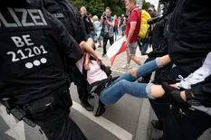 Los manifestantes antirrestricciones en Alemania desafían a la Justicia y chocan con la policía en Berlín: 600 detenidos