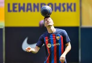 El polaco Robert Lewandowski juega con la pelota durante su presentación en el Camp Nou como nuevo jugador de Barcelona