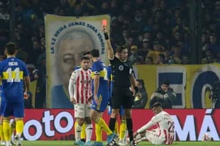 La expulsión de Yael Falcón Pérez al capitán Carlos Izquierdoz desembocará en la sanción del tercer penal del partido; Unión le ganó a Boca en la última acción de la noche, por la Liga Profesional.
