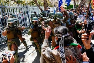 Incidentes con la policía en una protesta mapuche en Valparaíso (Photo by Dedvi MISSENE / AFP)