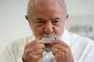 Según la encuestadora Datafolha, en base a los últimos conteos, Lula se impondría en las elecciones presidenciales ante Jair Bolsonaro (AP Photo/Andre Penner)