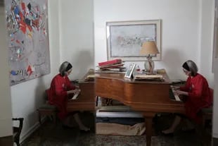 Ides Kihlen tocando el piano su casa