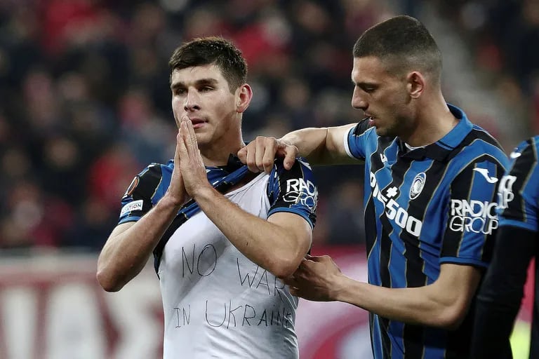 El ucranio Ruslan Malinovskyi celebra uno de sus goles por Atalanta frente a Olympiakos y en su remera muestra rechazo a la guerra en su país.