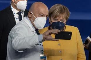 Un trabajador de la salud se saca una foto con Angela Merkel en su último G-20