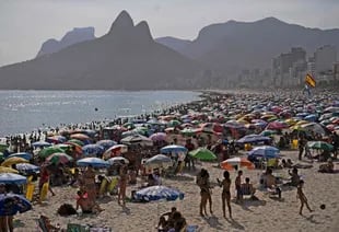 La playa de Ipanema, en Río de Janeiro, Brasil, en plena temporada de verano