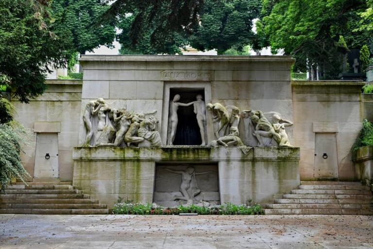Monumento a los muertos, en el cementerio del Père-Lachaise, Paris