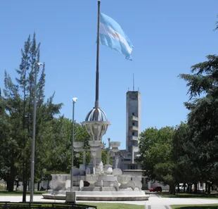 El Monumento a la Bandera, obra de Salamone en la plaza central de Alberti