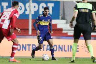 Aaron Molinas, enganche que debutó en la primera de Boca ante Unión jugando como volante derecho en un esquema 4-4-2 de Russo