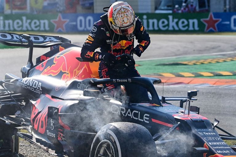 El holandés Max Verstappen es baja del Red Bull tras el accidente; pasó junto a su adversario y apenas lo miró de costado