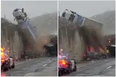 El impactante momento en que un camión cae de un puente en California