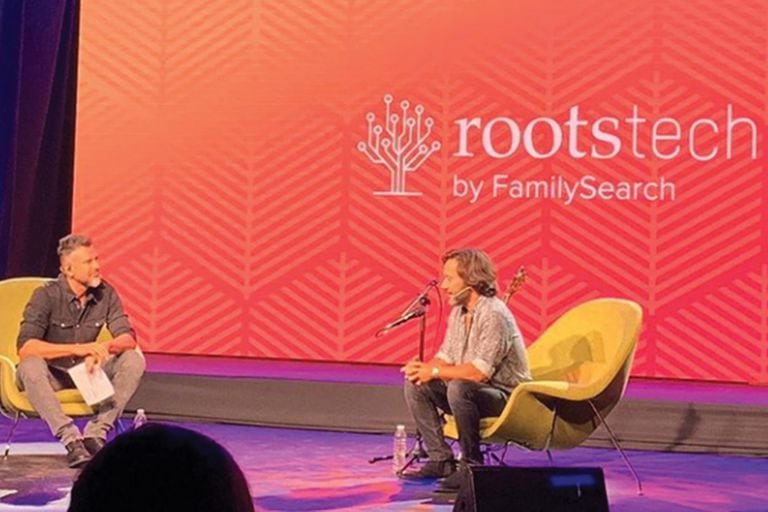 Cerca del mediodía del jueves pasado, el cantante llegó al hotel Hilton para participar de RootsTech by FamilySearch, dedicado a ayudar a las
personas a descubrir sus raíces, historias personales y de familia.