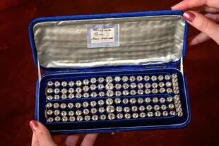 Los brazaletes se encontraban dentro de una caja de terciopelo azul con la etiqueta “brazaletes de la reina María Antonieta”